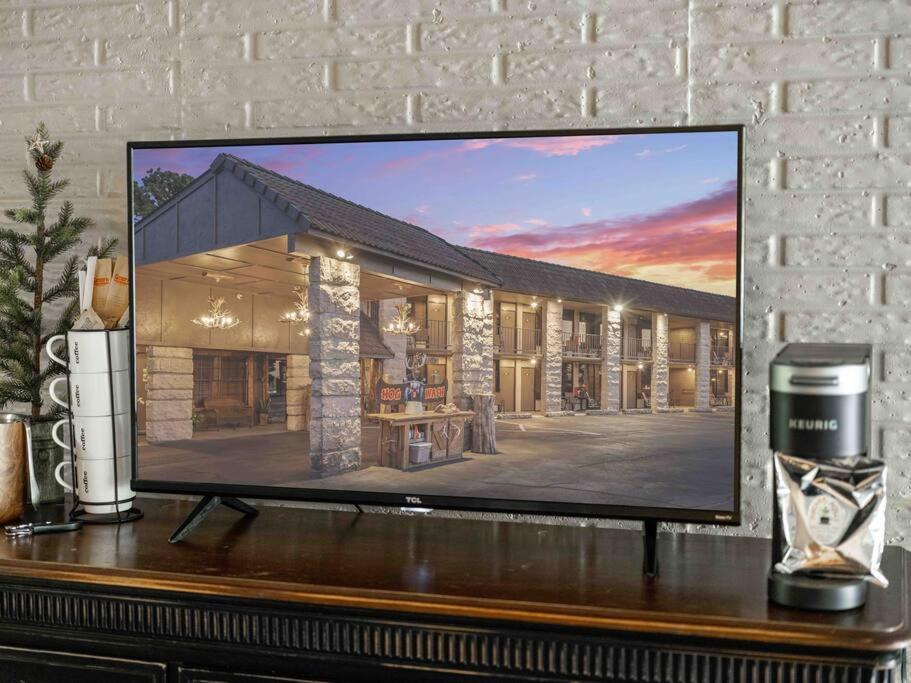 Stonegate Lodge King Bed Wifi Roku Tv Salt Water Pool Room #203 Юрика Спрингс Экстерьер фото